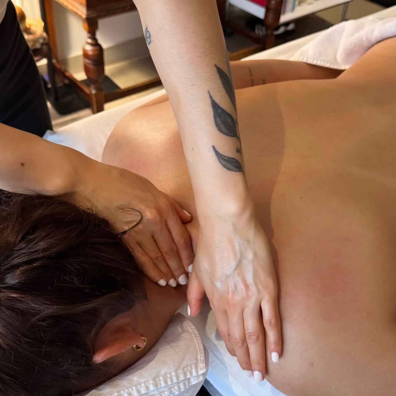 Masaje descontracturante terapéutico en Querétaro para aliviar dolor muscular y contracturas